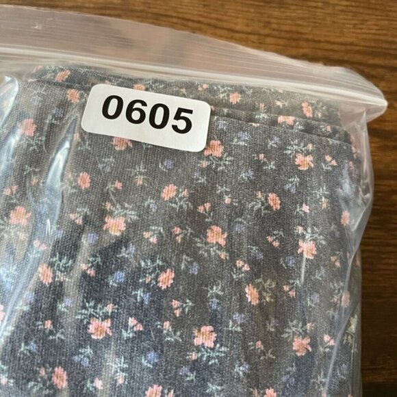 American Eagle high rise floral button fly cargo grey pink pants size 0 - Picture 11 of 11